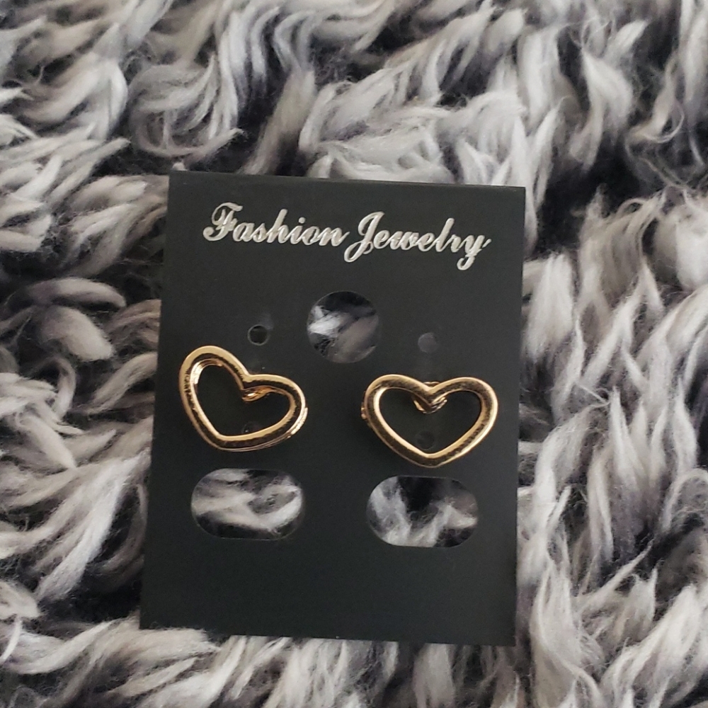 Gold-filled love 💛 shaped stud earring